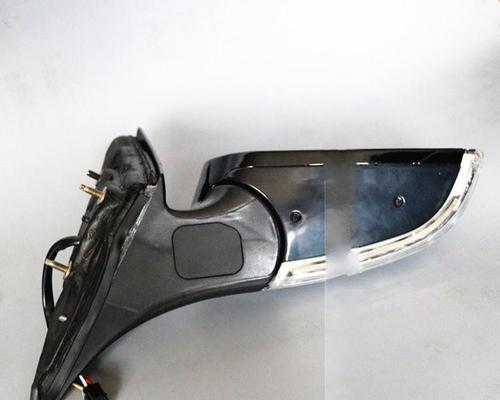 别克君越后视镜转向灯更换指南（简明易懂的教程）-第1张图片-好赞用车