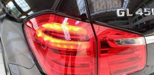 奔驰车转向灯闪的原因及解决方法(解密奔驰车转向灯闪烁的问题)-第1张图片-好赞用车 奔驰车转向灯闪的原因及解决方法(解密奔驰车转向灯闪烁的问题)-第1张图片-好赞用车