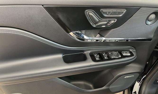 林肯冒险家转向灯（探索林肯冒险家车型中转向灯的位置及功能）-第2张图片-好赞用车