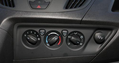 福特全顺左边转向灯全不亮，如何解决（解决福特全顺左边转向灯不亮的方法及注意事项）-第2张图片-好赞用车