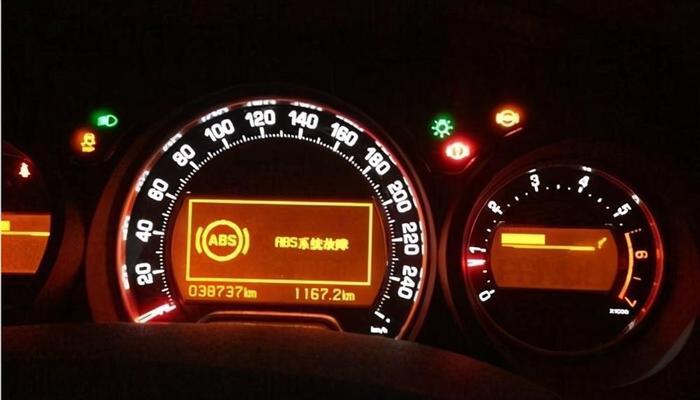 荣威i5左转向灯一直亮怎么办？故障原因及解决方法是什么？-第1张图片-好赞用车