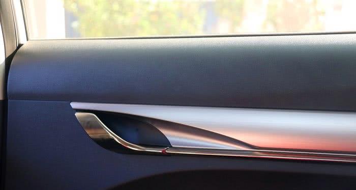 吉利缤瑞后视镜转向灯的功能与优势（揭秘吉利缤瑞后视镜转向灯的设计原理和创新点）-第1张图片-好赞用车