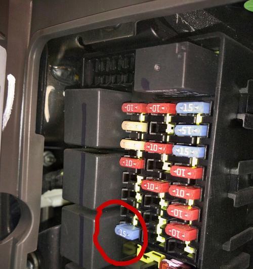 宝骏630换左右转向灯总成拆卸方法是什么?步骤详细吗?-第3张图片-好赞用车 宝骏630换左右转向灯总成拆卸方法是什么?步骤详细吗?-第3张图片-好赞用车