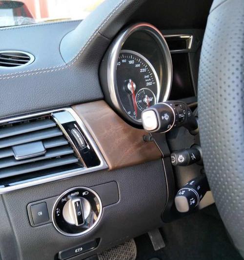 奔驰450的转向灯在哪里？如何快速找到并使用？-第2张图片-好赞用车