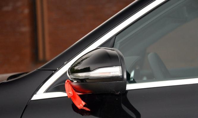 奔驰GLC200倒车镜转向灯拆卸指南（详细步骤教你如何拆卸奔驰GLC200倒车镜转向灯）-第1张图片-好赞用车