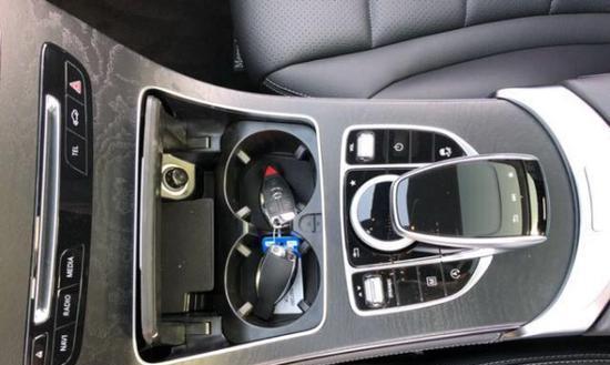 奔驰GLC200倒车镜转向灯拆卸指南（详细步骤教你如何拆卸奔驰GLC200倒车镜转向灯）-第3张图片-好赞用车