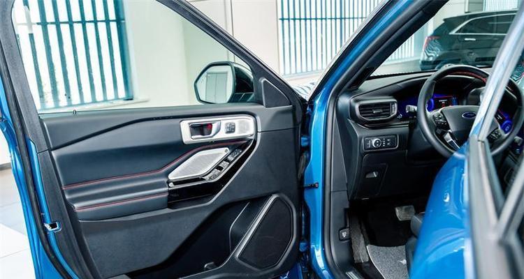 提升行车安全2024款福特探险者加装转向灯（为你的探险之旅增添一份安心）-第3张图片-好赞用车