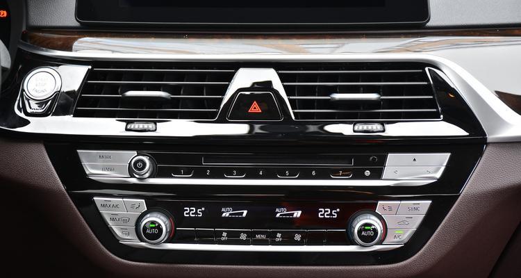 宝马525右转向灯闪一下，引发你的安全思考（探究宝马525右转向灯突然闪烁的原因与解决方案）-第1张图片-好赞用车