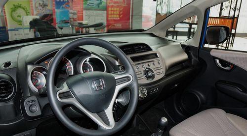 本田飞度转向灯使用指南（掌握本田飞度转向灯的正确使用方法）-第1张图片-好赞用车